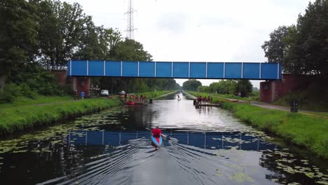 Gente-Haciendo-Teambuilding-En-El-Canal-Beverlo-De-Bélgica,-Haciendo-Kayak,-Cenando-Y-Más