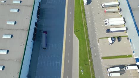 Vista-Aérea-Del-Centro-De-Distribución,-Fotografía-De-Drones-De-La-Zona-De-Logística-Industrial,-Nuevo-Centro-Logístico-Súper-Moderno-Lleno-De-Tecnología-Y-Robótica-Modernas,-Planta-De-Energía-Solar-En-El-Techo-Para-La-Producción-De-Energía-Verde