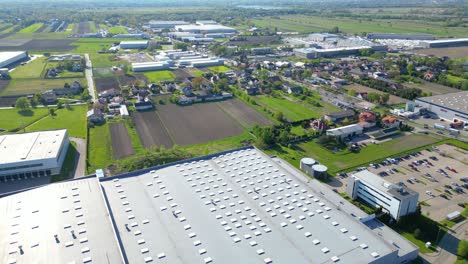 Vista-Aérea-Del-Centro-De-Distribución,-Fotografía-De-Drones-De-La-Zona-De-Logística-Industrial,-Nuevo-Centro-Logístico-Súper-Moderno-Lleno-De-Tecnología-Y-Robótica-Modernas,-Planta-De-Energía-Solar-En-El-Techo-Para-La-Producción-De-Energía-Verde