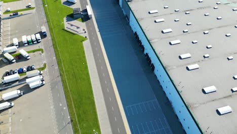 Vista-Aérea-Del-Centro-De-Distribución,-Fotografía-De-Drones-De-La-Zona-De-Logística-Industrial,-Nuevo-Centro-Logístico-Súper-Moderno-Lleno-De-Tecnología-Y-Robótica-Modernas,-Planta-De-Energía-Solar-En-El-Techo-Para-La-Producción-De-Energía-Verde