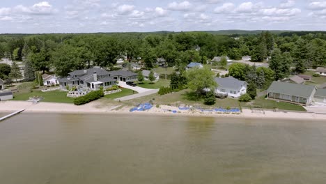 Lake-Missaukee-in-Lake-City,-Michigan-downtown-with-drone-video-moving-sideways