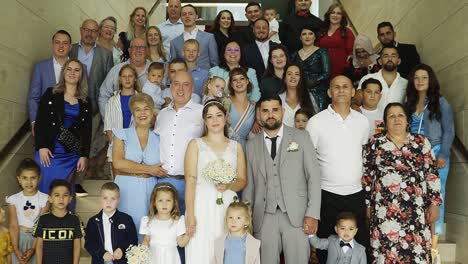 Retrato-De-Familiares-Y-Amigos-Con-La-Novia-Y-El-Novio-En-La-Ceremonia-De-Boda