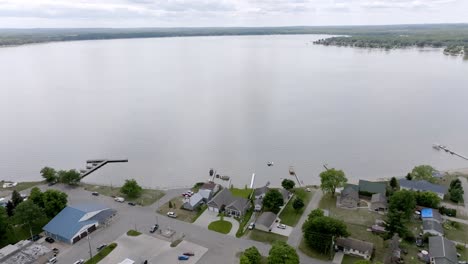 Lake-Missaukee-in-Lake-City,-Michigan-with-drone-video-moving-up