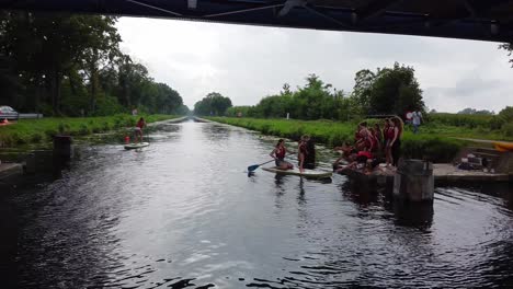 Evento-Deportivo-De-Teambuilding,-Cenando-Sobre-El-Canal-Con-Dos-Personas.