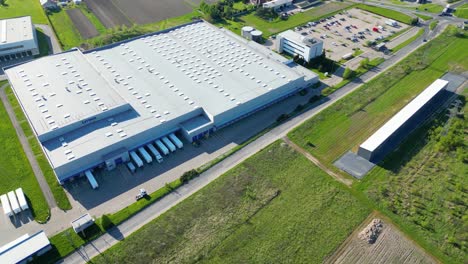 Vista-Aérea-Del-Centro-De-Distribución,-Fotografía-De-Drones-De-La-Zona-De-Logística-Industrial,-Nuevo-Centro-Logístico-Súper-Moderno-Lleno-De-Tecnología-Y-Robótica-Modernas,-Planta-De-Energía-Solar-En-El-Techo-Para-La-Producción-De-Energía-Verde