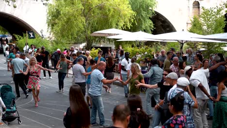 Parejas-De-Baile-En-El-Festival-Público-De-Verano-De-París:-Atmósfera-Romántica-A-Orillas-Del-Río-Sena,-Cultura-Francesa,-Música-Y-Celebración.