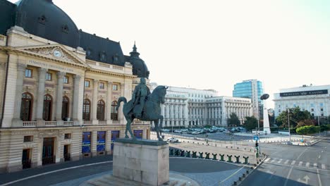 Rotierende-Luftaufnahme-Der-Statue-Von-König-Carol-I.-Von-Rumänien-Vor-Der-Zentralen-Universitätsbibliothek-In-Der-Calea-Victoriei-Avenue,-Bukarest