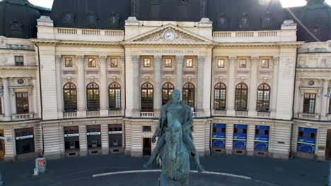Sonnenstrahlen-Platzen-über-Der-Statue-Von-König-Carol-I.-Und-Der-Zentralen-Universitätsbibliothek-In-Bukarest,-Rumänien:-Eine-Luftaufnahme