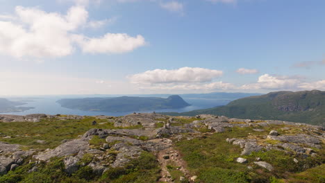 Paisaje-Rocoso-Sobre-Caminatas-De-Montaña-En-La-Costa-Oeste-De-Noruega