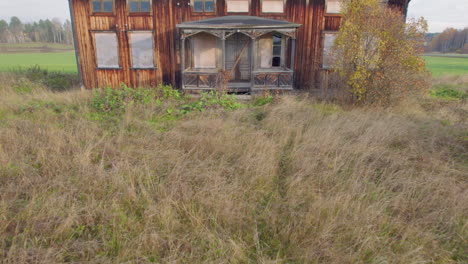 Aerial-footage-of-a-old-run-down-house-abandoned-in-a-field