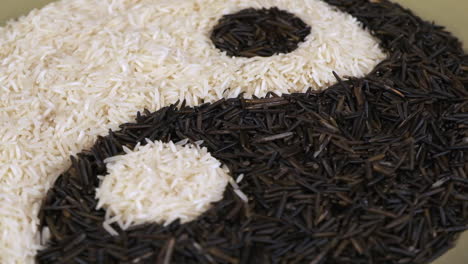 Weißer-Reis-Und-Schwarzer-Wildreis-Im-Yin-Yang-Design-Rotieren-Auf-Einer-Platte