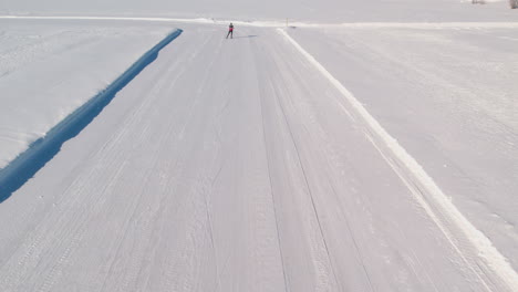 Esquiador-Esquiando-En-Un-Río-Congelado-Frente-A-La-Ciudad-De-Kalix