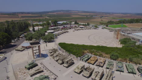 Flug-über-Das-Vielseitigste-Panzermuseum-Der-Welt-–-Yad-La-Shiryon-Museum-Und-Gedenkstätte-–-Das-Museum-Befindet-Sich-Auf-Dem-Gelände-Des-Ehemaligen-Schlachtfeldes-Von-Latrun