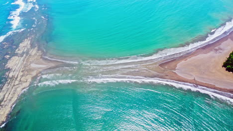 Luftaufnahmen-Von-Drohnen-Zeigen-Einen-Strand-In-Form-Eines-Walschwanzes-Im-Ballena-Marine-National-Park,-Costa-Rica,-Manuel-Antonio
