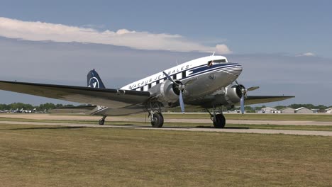 Un-Gran-Avión-De-Hélice-Pasa