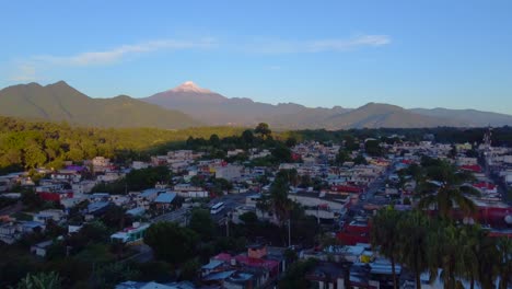 Spektakuläre-Luftaufnahme-Mit-Drohne-Des-Vulkans-Citlaltepelt-Von-Ixhuatlan-Del-Cafe