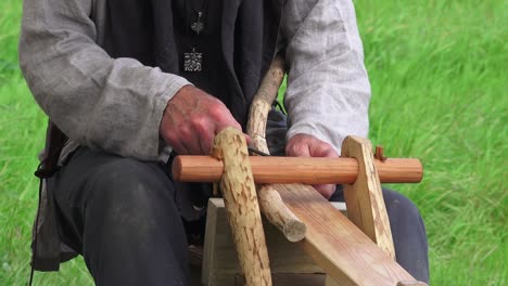 Wikinger-Reenactment-Holzarbeiter-Aus-Nächster-Nähe,-Der-Dieses-Alte-Handwerk-In-Woodstown,-Waterford,-Irland,-Ausübt