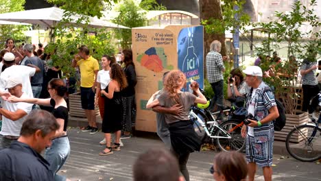 Parejas-De-Baile-En-El-Festival-Público-De-Verano-De-París:-Atmósfera-Romántica-A-Orillas-Del-Río-Sena,-Cultura-Francesa,-Música-Y-Celebración.