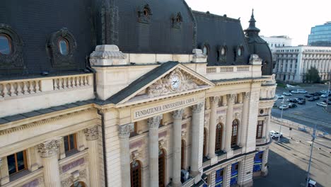 Vista-Aérea-Giratoria-Que-Revela-Lentamente-La-Biblioteca-De-La-Universidad-Central-En-Bucarest,-Rumania