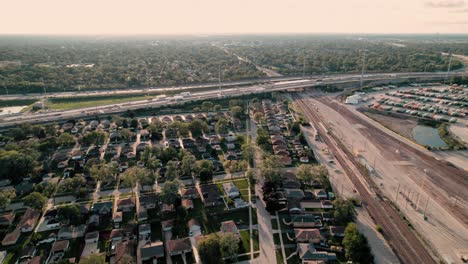 Umlaufende-Luftaufnahme-In-Der-Nähe-Von-Chicago-–-Intermodale-Terminalbahn-Mit-Einem-Hof-Voller-Container-Und-Der-Autobahn-Interstate-I-294-Im-Hintergrund