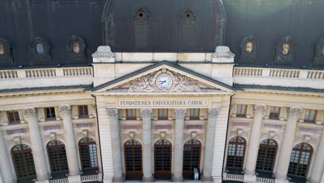Luftaufnahme-Der-Zentralen-Universitätsbibliothek-In-Bukarest,-Rumänien,-Alte-Uhr,-Historisches-Gebäude