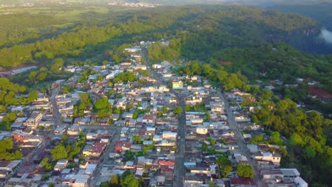 Schöne-Luftaufnahme-Mit-Drohne-über-Der-Stadt-Ixhuatlan-Del-Cafe,-Veracruz,-Mexiko