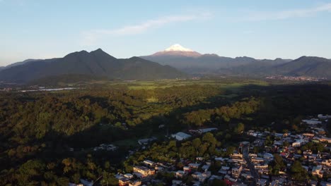 Espectacular-Vista-Aérea-Con-Drone-Del-Volcán-Citlaltepelt-Desde-Ixhuatlan-Del-Cafe