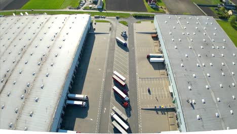 Vista-Aérea-Del-Centro-De-Distribución,-Fotografía-De-Drones-De-La-Zona-De-Logística-Industrial,-Nuevo-Centro-Logístico-Súper-Moderno-Lleno-De-Tecnología-Y-Robótica-Modernas,-Planta-De-Energía-Solar-En-El-Techo-Para-La-Producción-De-Energía-Verde