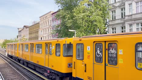 Wunderschöne-Berliner-Landschaft-Mit-Zug,-Der-In-Den-Bahnhof-Einfährt,-Mit-Schönem-Blick-Auf-Die-Gebäude