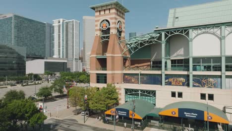 Luftdrohnenaufnahme-Des-Uhrturms-Und-Des-Home-Plate-Eingangs-Zum-Minute-Maid-Park,-Der-Heimat-Der-Houston-Astros,-In-Houston,-Texas