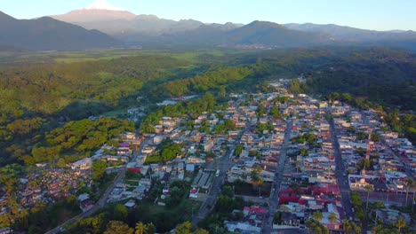 Spektakuläre-Luftaufnahme-Mit-Drohne-Des-Vulkans-Citlaltepelt-Von-Ixhuatlan-Del-Cafe