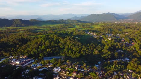 Hermosa-Vista-Aérea-Con-Drones-Sobrevolando-La-Ciudad-De-Ixhuatlán-Del-Café,-Veracruz,-México