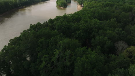 Denso-Matorral-Y-Río-Sobre-La-Conservación-De-La-Naturaleza-En-El-Parque-Riverfront-Cerca-De-Twin-City,-Arkansas,-EE.UU.