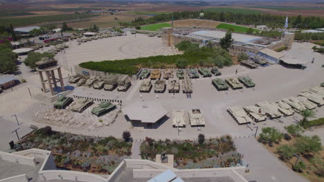 Exhibición-De-Armaduras-Y-El-Museo-De-Tanques-Más-Versátil-Del-Mundo-En-El-Museo-Y-Sitio-Conmemorativo-De-Yad-La-Shiryon-En-Latrun,-Un-Complejo-Que-Muestra-La-Valentía-De-Los-Soldados-Caídos