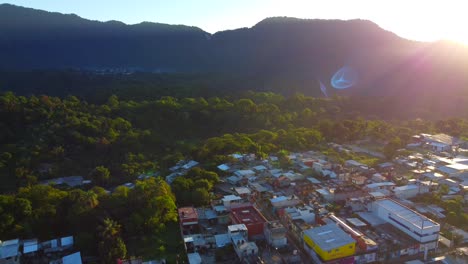 Schöne-Luftaufnahme-Mit-Drohne-über-Der-Stadt-Ixhuatlan-Del-Cafe,-Veracruz,-Mexiko