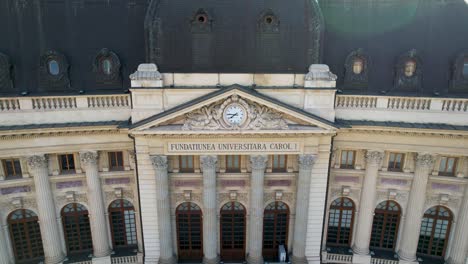 Primer-Plano-Aéreo-De-La-Biblioteca-De-La-Universidad-Central-De-Bucarest,-Rumania,-Reloj-Antiguo,-Edificio-Histórico.