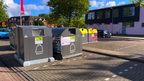 Contenedores-De-Basura-Públicos-En-El-Estacionamiento-De-Amsterdam-En-Vogelbuurt-Durante-El-Caluroso-Verano