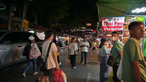 Chatuchak-Wochenendnachtmarkt-Voller-Einheimischer-Und-Ausländischer-Touristen,-Die-Nach-Lebensmitteln-Suchen,-Die-Von-Straßenhändlern-In-Chatuchak,-Bangkok,-Thailand,-Verkauft-Werden