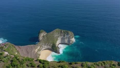 Tauchen-Sie-Mit-Unseren-Luftaufnahmen-In-Die-Magie-Von-Diamond-Beach-Ein-Und-Entdecken-Sie-Diamond-Beach-Mit-Seinen-Elfenbeinfarbenen-Sandstränden,-Kristallklarem-Wasser,-Ikonischen-Felsformationen-Und-Einem-Wahren-Tropischen-Paradies