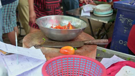 Mientras-Preparan-Algunos-De-Los-Favoritos-Locales,-Los-Vendedores-Ambulantes-Locales-Preparan-Comida-Isan-Del-Noreste-Tailandés-Y-La-Mundialmente-Famosa-Ensalada-De-Papaya-En-Las-Calles-De-Bangkok,-Tailandia.