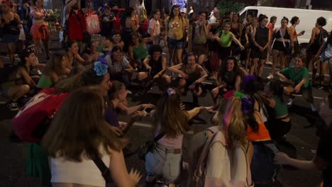 Mädchen-Tanzen-Im-Kreis,-Um-Den-Frauentag-Zu-Feiern-Und-Nachts-Für-Reproduktive-Rechte-Zu-Protestieren