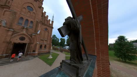 Holzskulptur-Von-Jesus,-Der-Das-Kreuz-Am-Tor-Der-Kernavė-Kirche-In-Litauen-Trägt