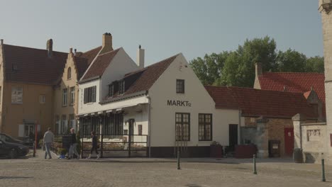 Schwenk-Auf-Damme-Am-Hauptmarkt-In-Brügge,-Belgien