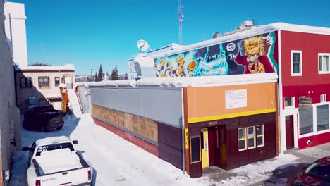 4K-Drohnenvideo-Eines-Wandgemäldes-Auf-Einem-Gebäude-In-Der-Innenstadt-Von-Fairbanks,-Alaska,-An-Einem-Verschneiten-Wintertag