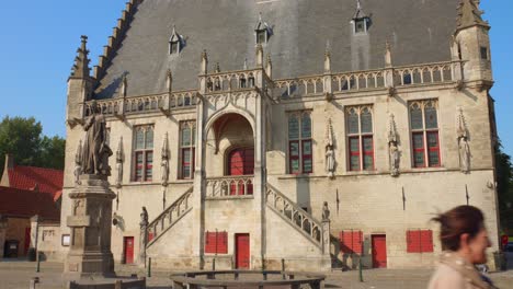 Fachada-Completa-Del-Ayuntamiento-De-Damme-Y-La-Estatua-De-Jacob-Van-Maerlant-En-La-Plaza-Del-Mercado-De-Flandes,-Bélgica