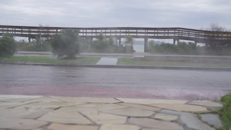 Toma-En-Cámara-Lenta-De-Autos-Circulando-Por-Calles-Inundadas-Después-De-Fuertes-Lluvias-En-Uruguay,-Sudamérica,-Toma-De-ángulo-Bajo