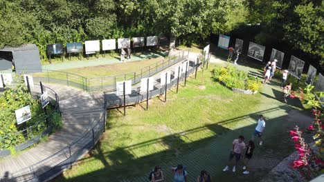 Festival-De-Fotografía-La-Gacilly-En-Bretaña,-Hogar-De-Yves-Rocher