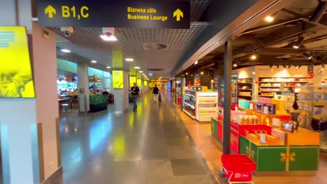 Vorbei-An-Geschäften-Und-Schildern-Auf-Dem-Weg-Zum-Terminal-Am-Internationalen-Flugplatz