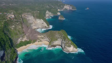 Luftaufnahmen-Fangen-Die-Essenz-Des-Reizes-Von-Diamond-Beach-Ein.-Entdecken-Sie-Diamond-Beach-Mit-Seinem-Elfenbeinfarbenen-Sand,-Dem-Kristallklaren-Wasser,-Den-Ikonischen-Felsformationen-Und-Dem-Wahren-Tropischen-Paradies