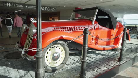 Coches-Antiguos-De-Los-Años-40-En-Una-Exhibición-En-El-Aeropuerto-Vaclav-Havel-De-Praga,-República-Checa